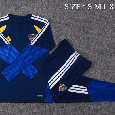Conjunto desportivo azul escuro com faixas brancas e logótipo CABJ