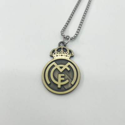 Colar com pendente do emblema do Real Madrid em metal dourado e preto