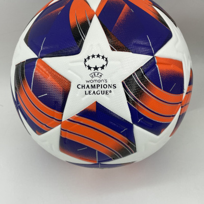 Bola de futebol branco com padrões laranja e azul e texto UEFA womens CHAMPIONS LEAGUE