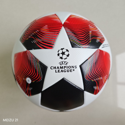 Bola de futebol branca com detalhes vermelhos e pretos e texto UEFA CHAMPIONS LEAGUE®