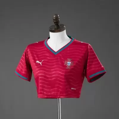 T-shirt desportiva curta cor vinho com logótipos e emblema de Portugal num manequim