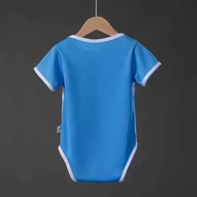 Body azul para bebé com detalhes brancos pendurado num cabide