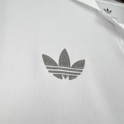 T-shirt branca com logótipo Adidas cinzento bordado no peito