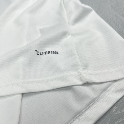 Tecido branco de malha leve com texto CLIMACOOL impresso a preto