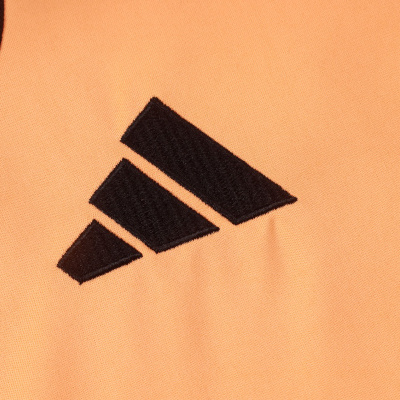 Logo Adidas em tecido laranja com detalhes a preto