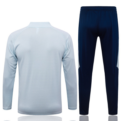 Conjunto desportivo azul claro e azul escuro em fundo branco