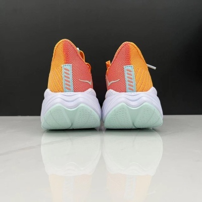 Sapatilhas desportivas laranja e coral vistas de trás