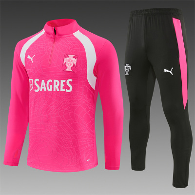 Conjunto de treino rosa e preto com logotipos em fundo cinzento
