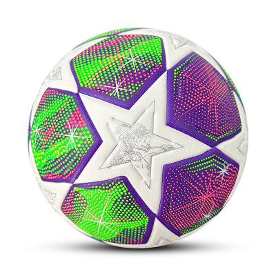 Bola de futebol branca com padrões coloridos e estrela central.