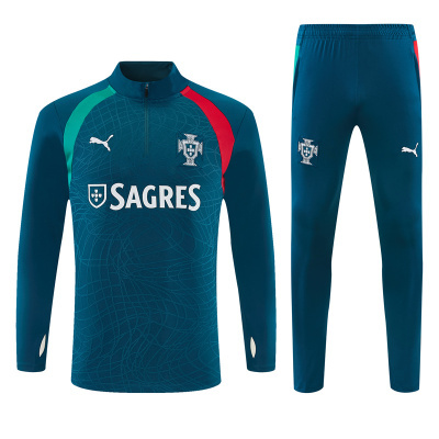 Conjunto de treino azul escuro com detalhes verde e vermelho e logótipos PUMA e SAGRES