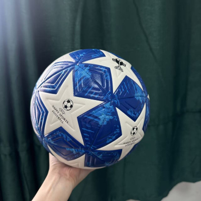 Bola de futebol branca e azul com texto e padrão de estrelas
