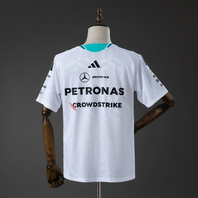 T-shirt desportiva branca com logótipos PETRONAS, CROWDSTRIKE e Mercedes-AMG