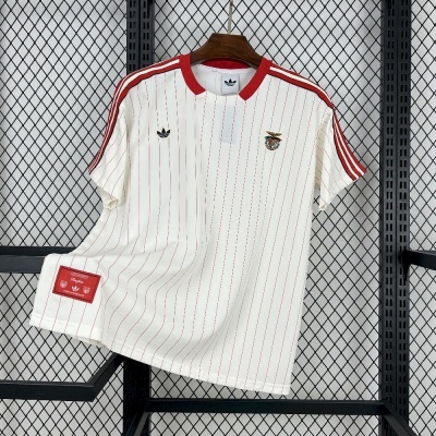 T-shirt branca Adidas com riscas vermelhas e gola vermelha num cabide