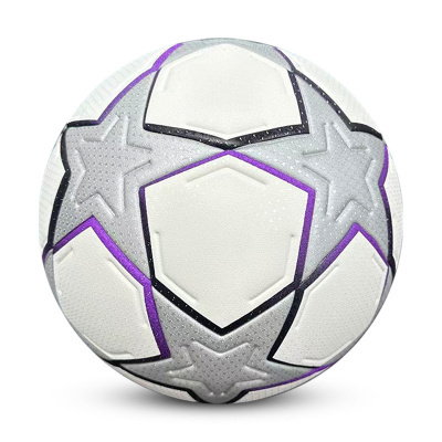 Bola de futebol branca com padrões de estrelas cinza e detalhes roxos