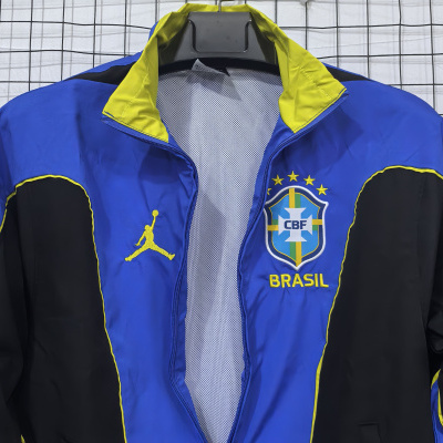 Casaco desportivo azul, preto e amarelo com logótipos Jordan e CBF Brasil.