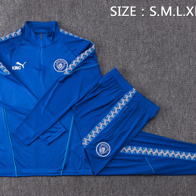 Conjunto desportivo azul com logótipos e texto de tamanhos