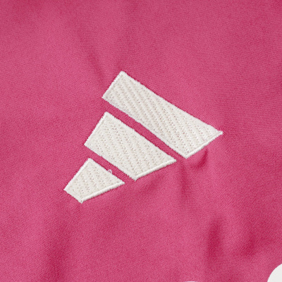 Tecido rosa com bordado branco de três barras diagonais