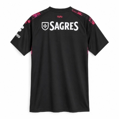Camisola desportiva preta com texto SAGRES branco nas costas e detalhes rosa