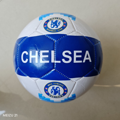 Bola de futebol azul e branca com logotipo e texto Chelsea