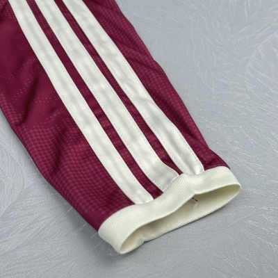 Manga de tecido desportivo vinagre com riscas brancas e punho elástico branco