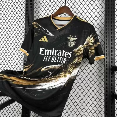 Camisola de futebol preta com águia dourada, logótipo Benfica e texto Emirates FLY BETTER