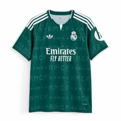 T-shirt desportiva verde escura Real Madrid com logotipo Adidas e texto Emirates