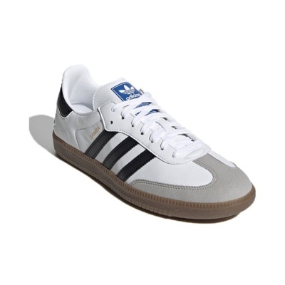 Tênis branco Adidas Samba com detalhes em preto e sola castanha