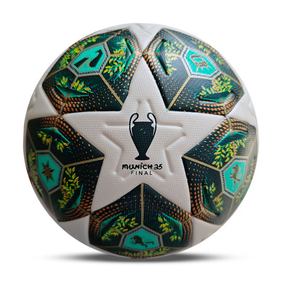 Bola de futebol decorada com estrelas e texto MUNICH 26 FINAL