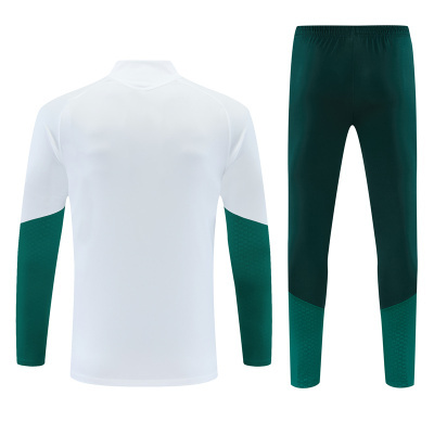Conjunto desportivo branco e verde com camisola e calças