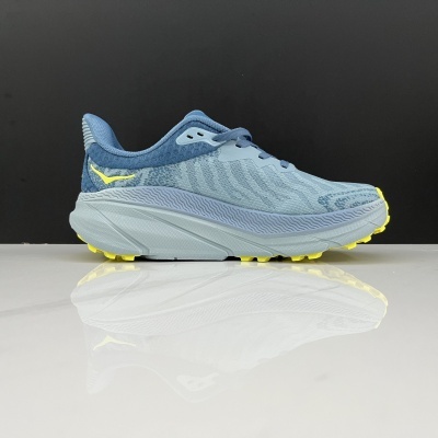 Tênis de corrida azul com sola branca e detalhes amarelos