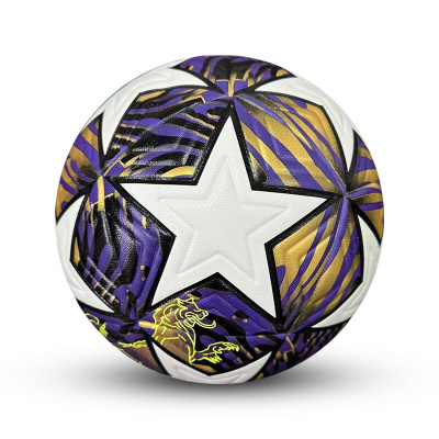 Bola de futebol com estrelas brancas e padrões roxo, dourado e preto