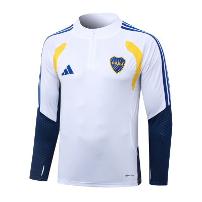 Camisola desportiva branca com detalhes amarelos e azuis e logótipos CABJ e adidas