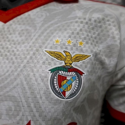 Tecido branco com brasão do SLB e três estrelas douradas