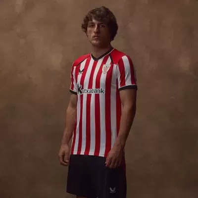 Camisola de futebol riscas vermelhas e brancas com logo Kutxabank