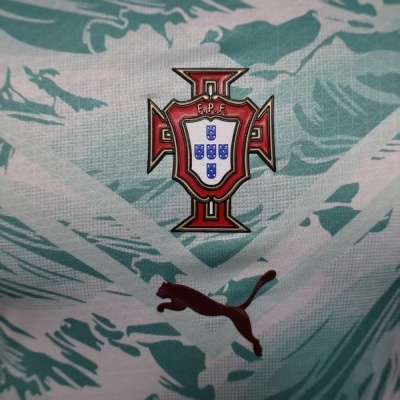 T-shirt desportiva verde e branca com emblema F.P.F. e logotipo Puma