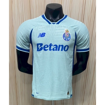 Camisola de futebol azul clara do FC Porto num manequim preto