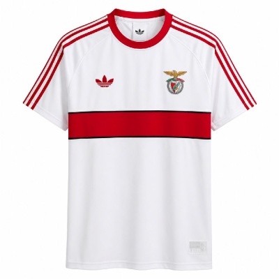 T-shirt branca com gola vermelha e faixa vermelha ao centro, riscas vermelhas nas mangas, logo Adidas e emblema colorido no peito