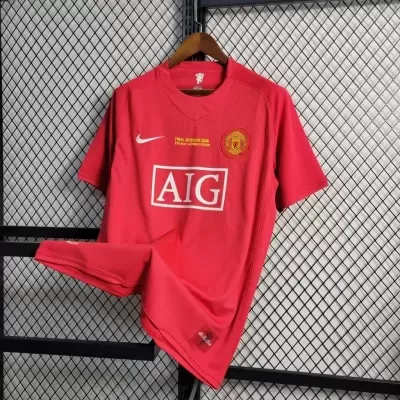 Camisola de futebol vermelha do Manchester United com logótipos da Nike e AIG