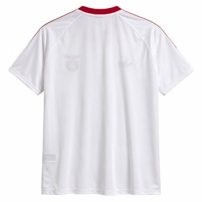 Camisola branca de manga curta com gola vermelha e detalhes vermelhos nos ombros