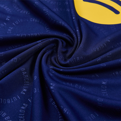 Tecido azul escuro com texto e um grande círculo amarelo com design