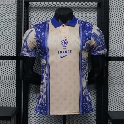 Polo de futebol azul e bege com símbolo do galo e texto FRANCE