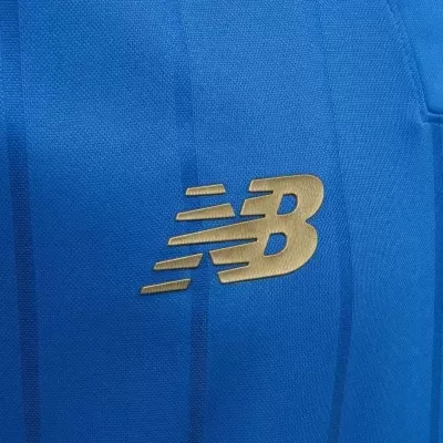 tecido azul com logótipo dourado New Balance