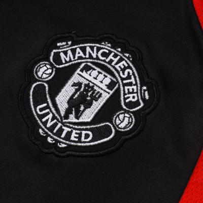 Emblema bordado Manchester United preto e branco em tecido preto com detalhe vermelho
