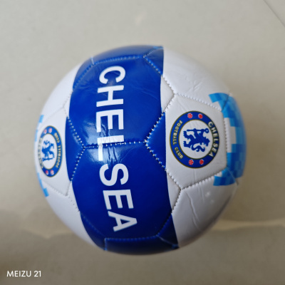 Bola de futebol azul e branca com o emblema do Chelsea Football Club.