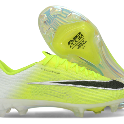 Chuteiras de futebol amarelo e branco com sola transparente e texto Air Zoom.