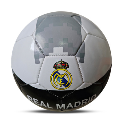Bola de futebol branca, cinza e preta com logo e texto Real Madrid