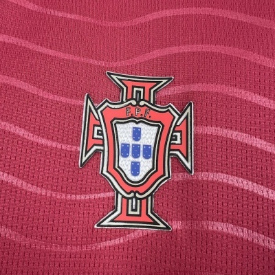 Emblema F.P.F. em tecido vermelho com textura e linhas onduladas