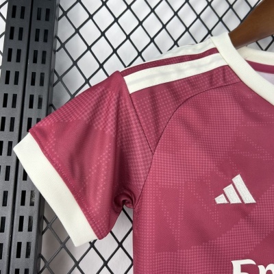 T-shirt desportiva vinho com gola e punhos brancos e detalhes Adidas.