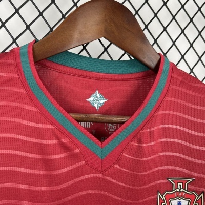 T-shirt desportiva vermelha com gola em V e emblema F.P.F.