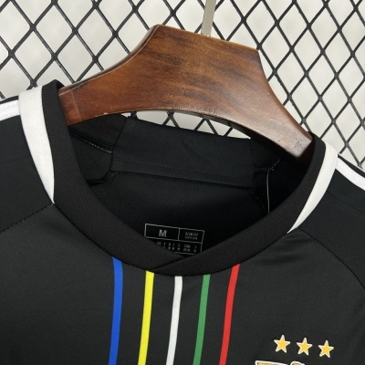T-shirt desportiva preta com riscas coloridas verticais e três estrelas douradas no peito